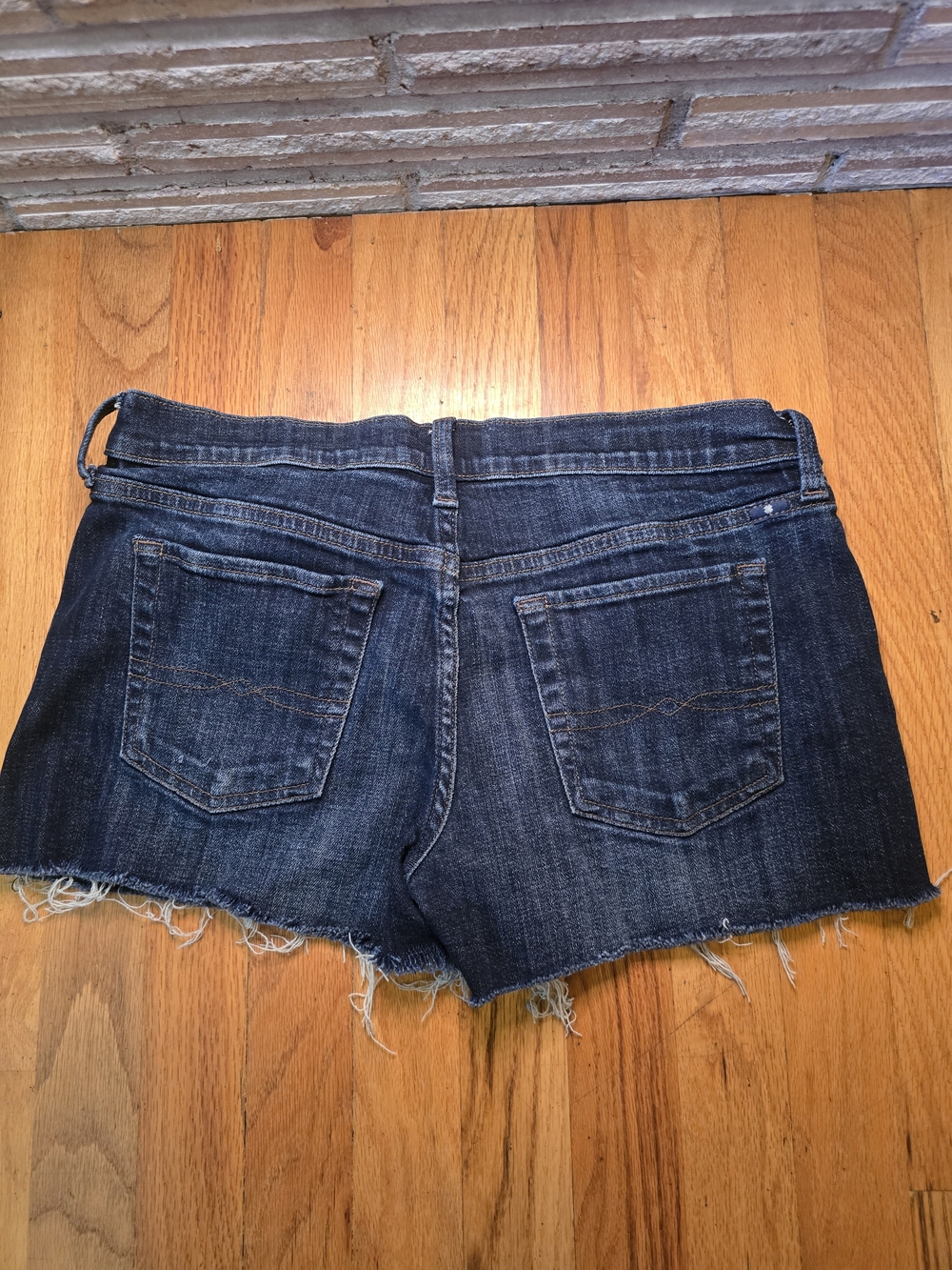 Lucky Brand The Cut Off Denim Shorts Women's Size 6/28 Dark Wash Raw Hem - Picture 2 of 3